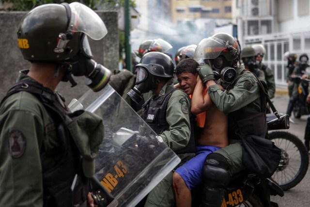 CAR01. CARACAS (VENEZUELA), 26/04/2017.- Efectivos de la Guardia Nacional Bolivariana (GNB) bloquean el paso a una manifestación hoy, miércoles 26 de abril de 2017, en Caracas (Venezuela). Las fuerzas de seguridad de Venezuela dispersaron nuevamente algunas de las marchas convocadas por la oposición en Caracas, que pretendían llegar a la sede principal de la Defensoría del Pueblo en el centro de la capital. EFE/CRISTIAN HERNANDEZ