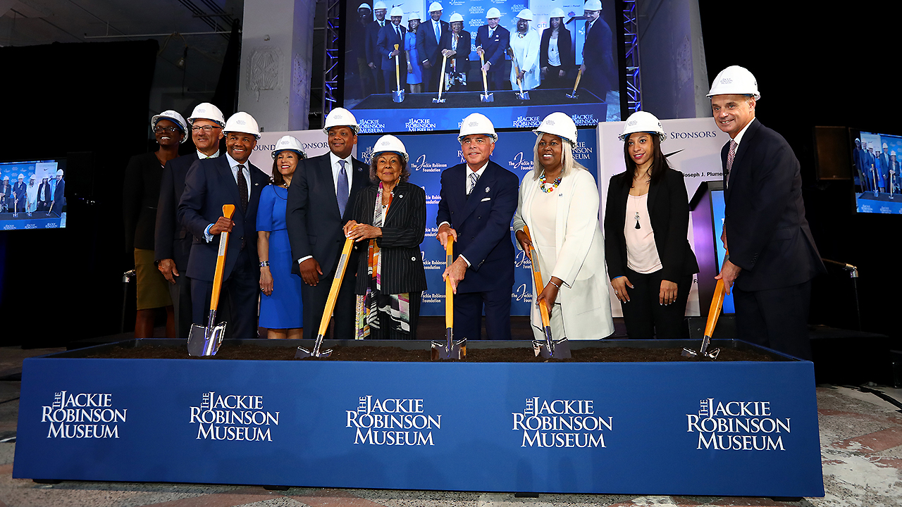 Colocan la primera piedra del Museo de Jackie Robinson en Manhattan