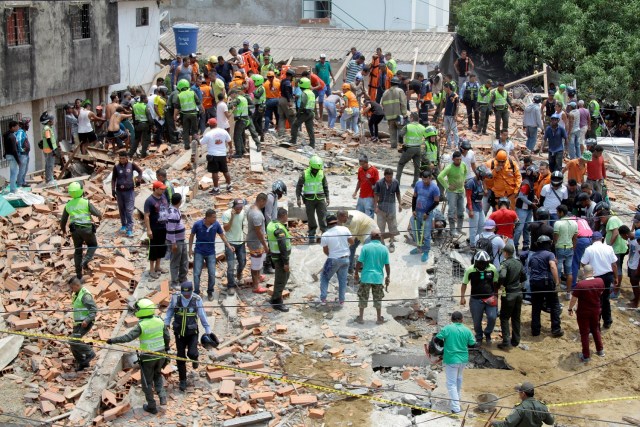 Rescue members look for bodies of people after a building under construction collapses in Cartagena, Colombia, Colombia April 27, 2017. REUTERS/Orlando Gonzalez EDITORIAL USE ONLY. NO RESALES. NO ARCHIVE