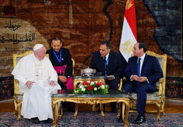 Egyptian President Abdel Fattah al-Sisi(R) meets with Pope Francis(L) upon his arrival to Cairo, Egypt April 28, 2017 in this handout picture courtesy of the Egyptian Presidency. The Egyptian Presidency/Handout via REUTERS ATTENTION EDITORS - THIS IMAGE WAS PROVIDED BY A THIRD PARTY. EDITORIAL USE ONLY.