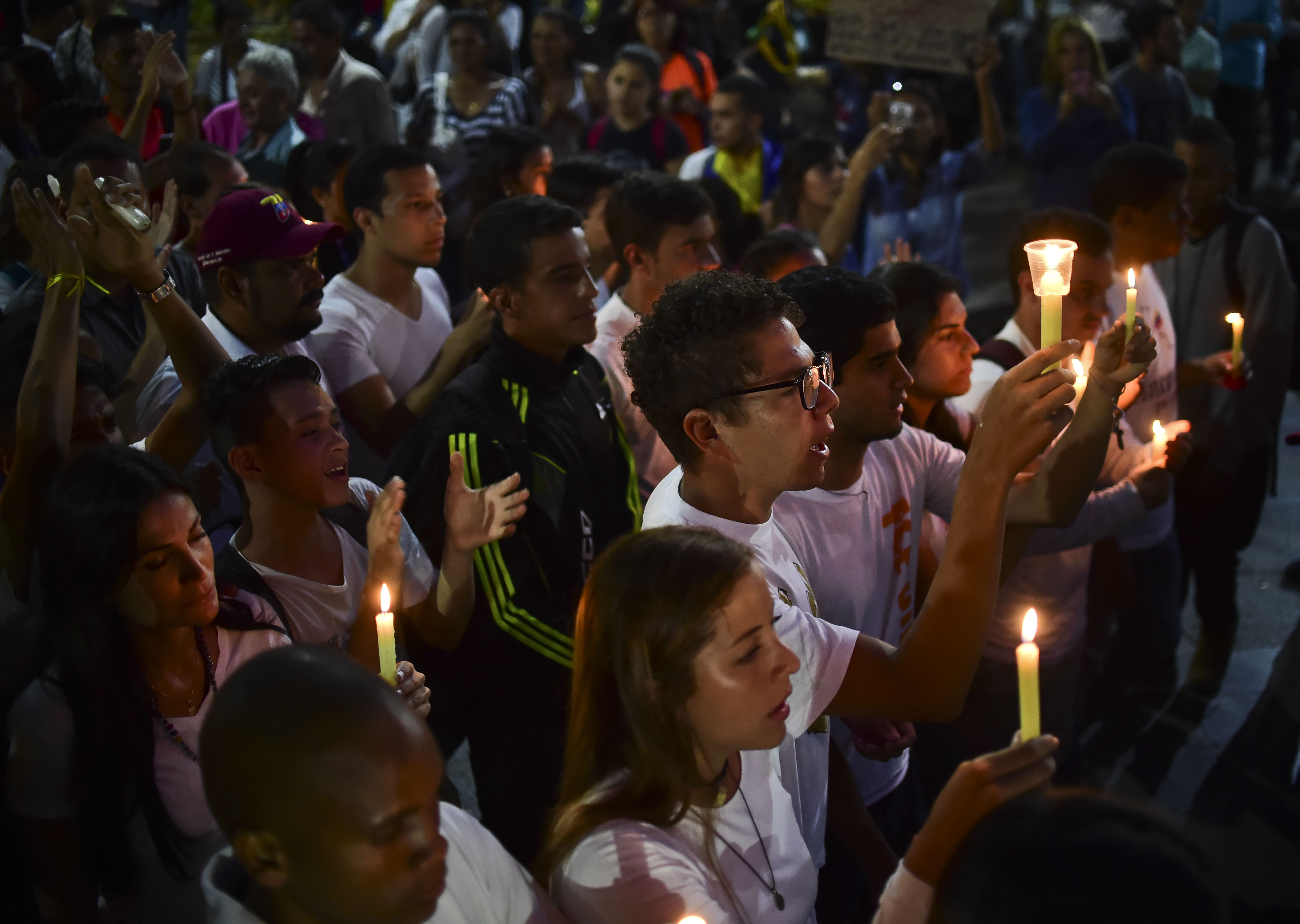 Estudiantes realizan vigilia por los caídos y oposición llama a otra marcha