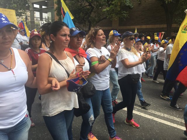 Marcha de mujeres en Valencia, se concentra en distribuidor El Trigal. (Foto @caraboboreporta)