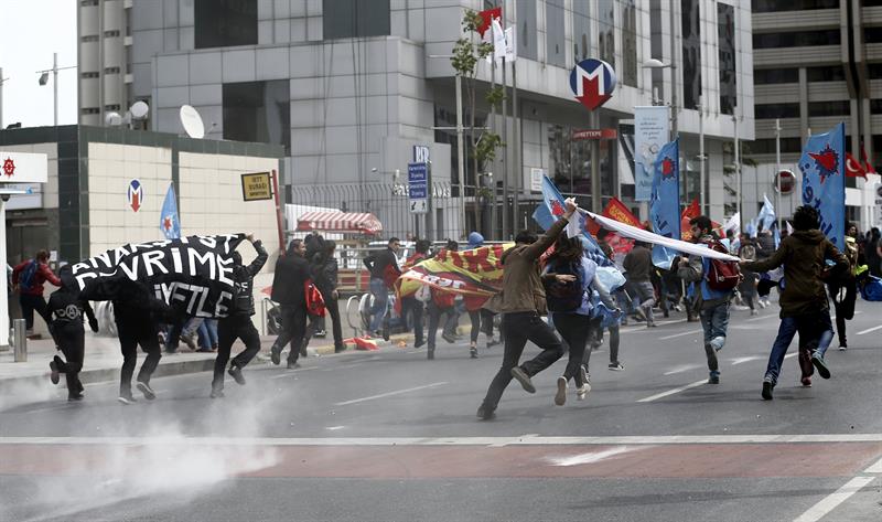 Decenas de detenidos y gases lacrimógenos en Estambul este #1May