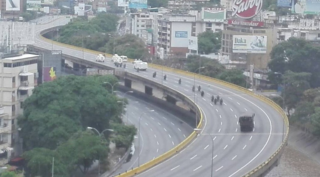 Múltiples unidades antimotines de la GNB se desplazan por la Fajardo a la altura de El Rosal