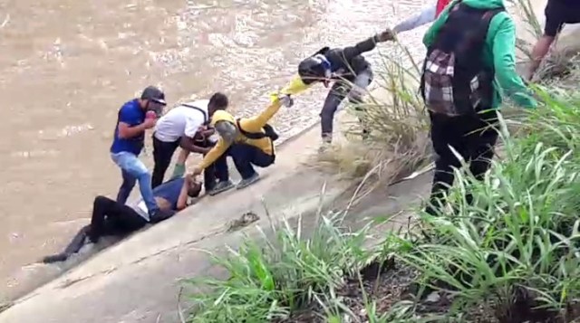 Un manifestante cayó al Guaire durante la represión en El Rosal.