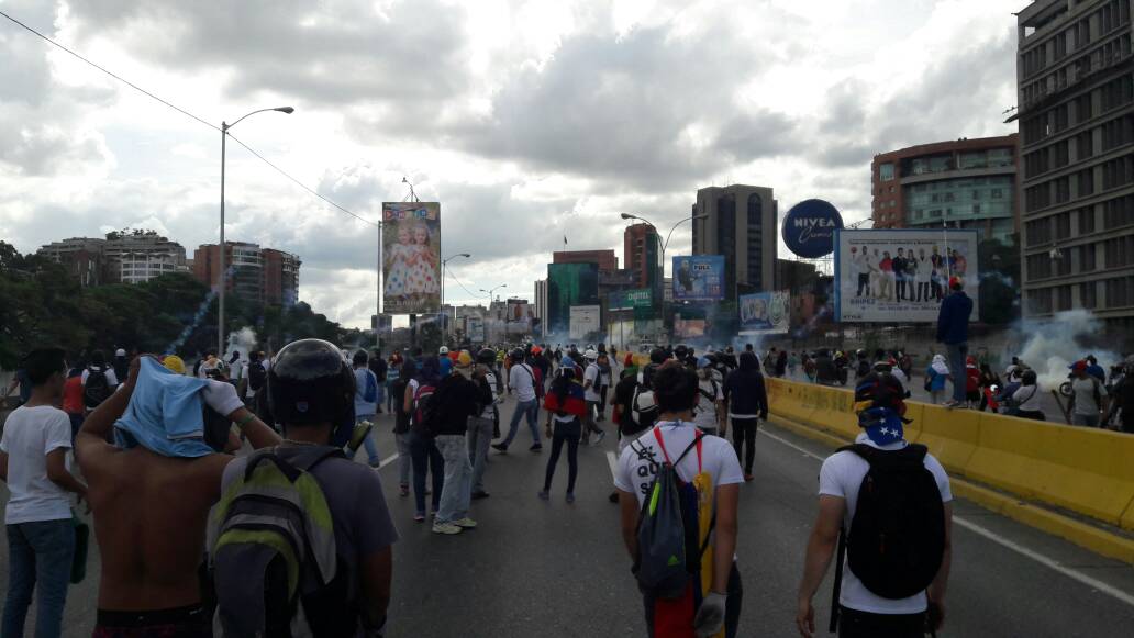 Un gentío en la Fajardo hacia el centro, inicia la represión (fotos+video)