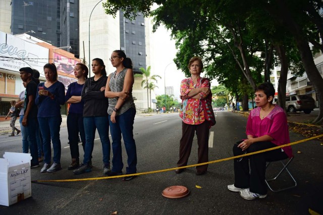 Demonstrators block a street during a protest against Venezuelan President Nicolas Maduro in Caracas, on May 2, 2017. Venezuelan President Nicolas Maduro called for a new constitution Monday as he fights to quell a crisis that has led to more than a month of protests against him and deadly street violence. The opposition slammed the tactic as a "coup d'etat" and urged protesters to "block the streets" from Tuesday. It said it was organizing a "mega protest" for Wednesday. / AFP PHOTO / RONALDO SCHEMIDT