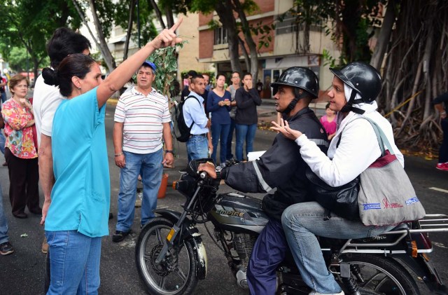 Demonstrators block a street during a protest against Venezuelan President Nicolas Maduro in Caracas, on May 2, 2017. Venezuelan President Nicolas Maduro called for a new constitution Monday as he fights to quell a crisis that has led to more than a month of protests against him and deadly street violence. The opposition slammed the tactic as a "coup d'etat" and urged protesters to "block the streets" from Tuesday. It said it was organizing a "mega protest" for Wednesday. / AFP PHOTO / RONALDO SCHEMIDT