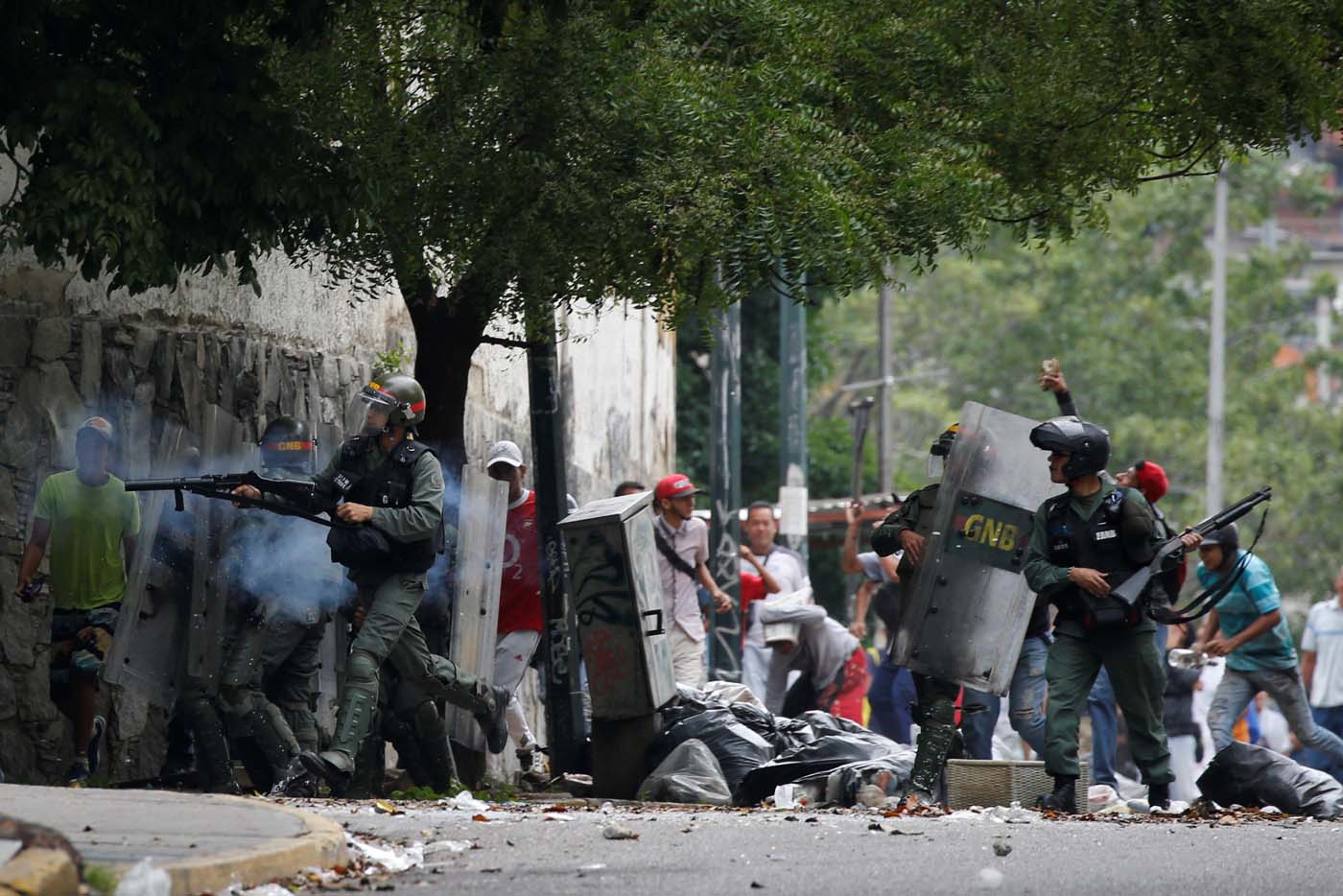 Con lacrimógenas GNB y PNB atacan a vecinos que realizan trancazo #2May