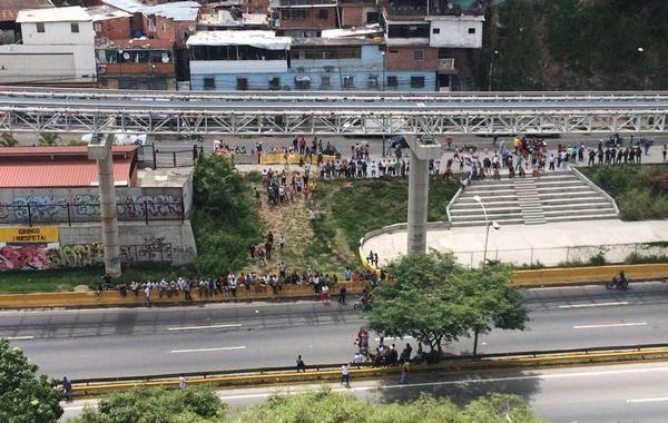 Dos efectivos de la GN y un menor de edad resultaron heridos por disparos en el puente 5 de Julio (video)