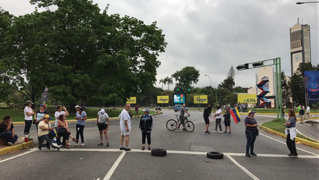 Manifestantes cerraron todos los accesos a la Redoma de Guaparo en Valencia #2May (Fotos)