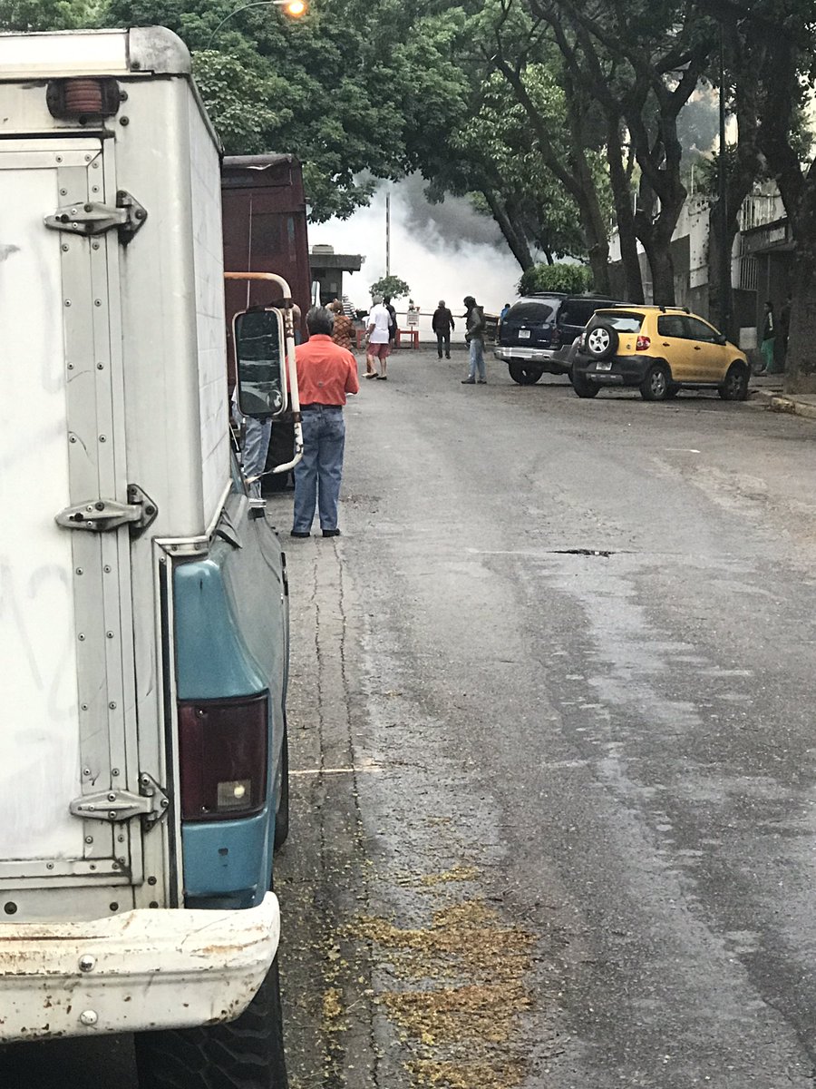 Con lacrimógenas atacan a vecinos de La Urbina que realizan el trancazo (foto y video)