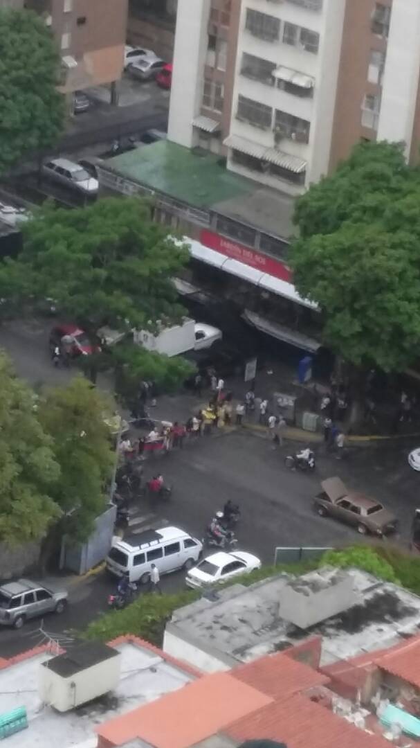 Vecino de Palo Verde salen a trancar las calles como protesta en contra el Gobierno de Nicolás Maduro