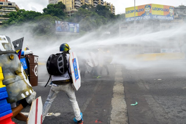 Escuderos de la Libertad en medio de la represión este #10May  / AFP PHOTO / FEDERICO PARRA