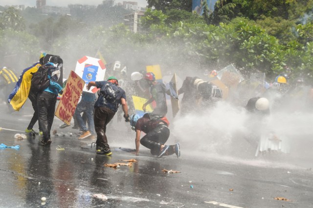 Escuderos de la Libertad en medio de la represión este #10May  / AFP PHOTO / FEDERICO PARRA