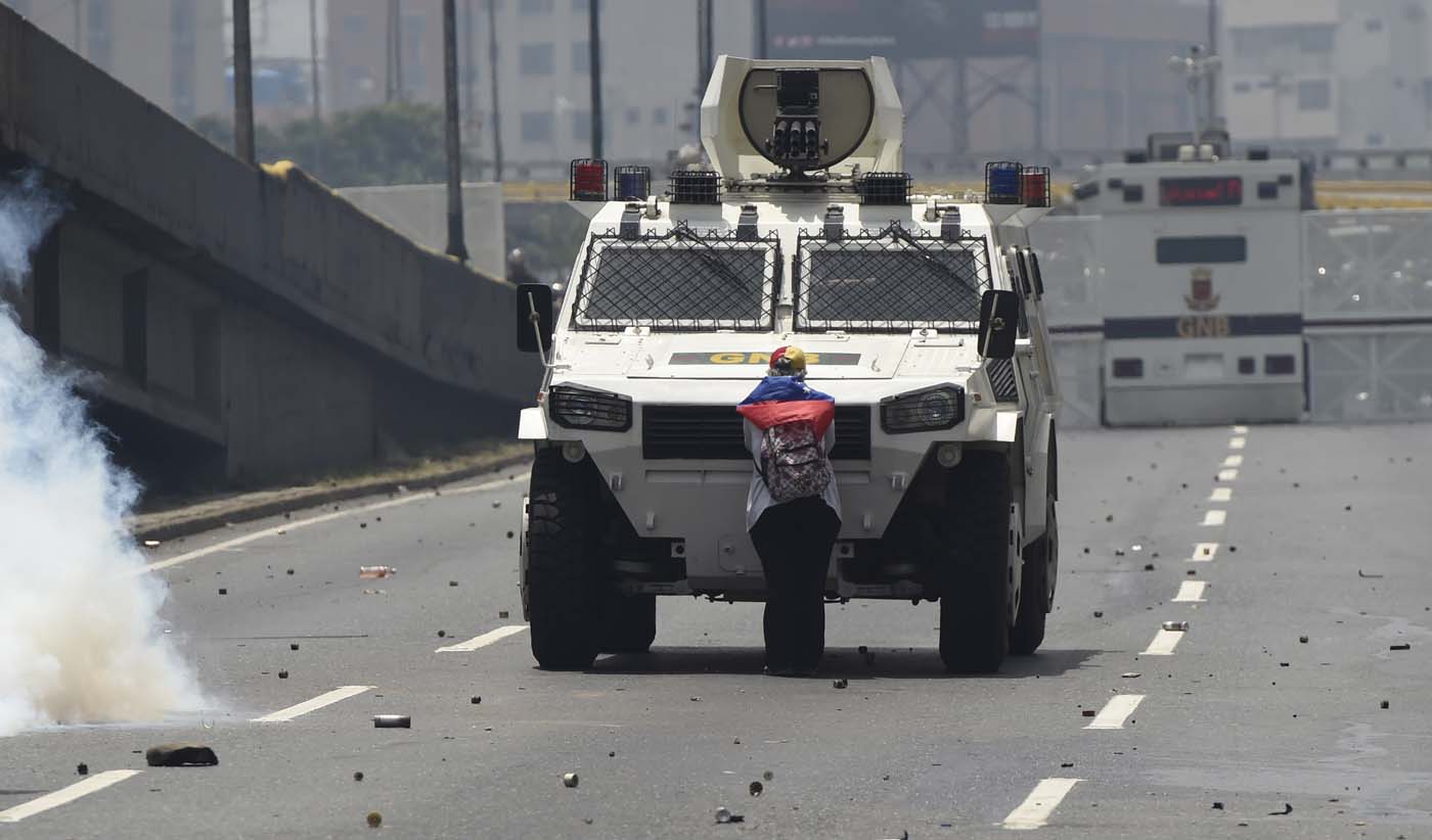 Reportan presencia de rinocerontes y tanquetas de la GNB en Plaza Venezuela (Video)