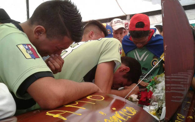 Familiares y amigos reunidos en el funeral de Adrián Duque (Video)