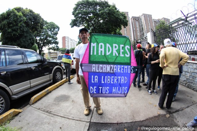 Vestidas de negro y en paz manifestaron las madres por una Venezuela sin violencia. Foto: Régulo Gómez / lapatilla.1eye.us 