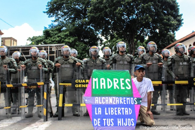 Vestidas de negro y en paz manifestaron las madres por una Venezuela sin violencia. Foto: Régulo Gómez / lapatilla.1eye.us 