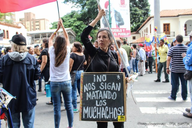 Vestidas de negro y en paz manifestaron las madres por una Venezuela sin violencia. Foto: Régulo Gómez / lapatilla.1eye.us 