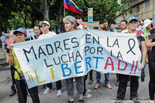 Vestidas de negro y en paz manifestaron las madres por una Venezuela sin violencia. Foto: Régulo Gómez / lapatilla.1eye.us 