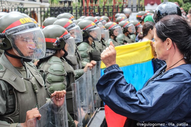 Vestidas de negro y en paz manifestaron las madres por una Venezuela sin violencia. Foto: Régulo Gómez / lapatilla.1eye.us 