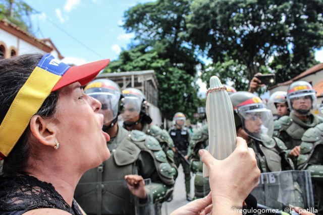 Vestidas de negro y en paz manifestaron las madres por una Venezuela sin violencia. Foto: Régulo Gómez / lapatilla.1eye.us 