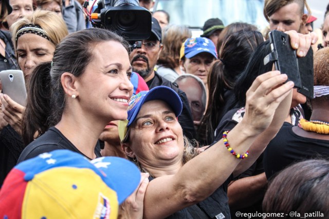 Vestidas de negro y en paz manifestaron las madres por una Venezuela sin violencia. Foto: Régulo Gómez / lapatilla.1eye.us 