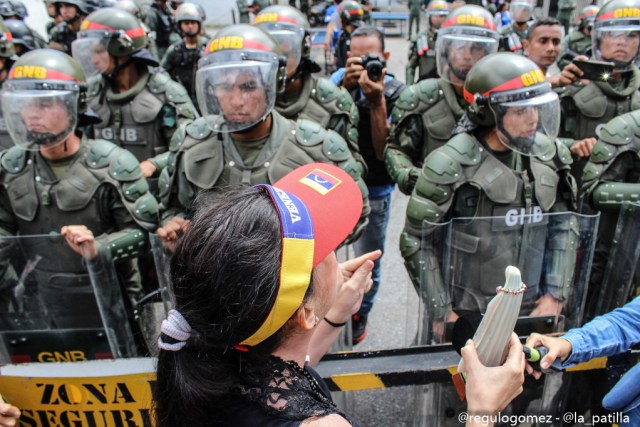 Vestidas de negro y en paz manifestaron las madres por una Venezuela sin violencia. Foto: Régulo Gómez / lapatilla.1eye.us 