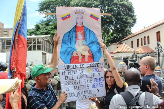 Vestidas de negro y en paz manifestaron las madres por una Venezuela sin violencia. Foto: Régulo Gómez / lapatilla.1eye.us 