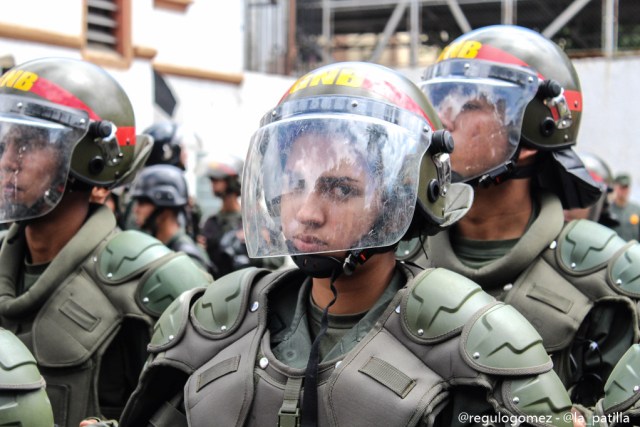 Vestidas de negro y en paz manifestaron las madres por una Venezuela sin violencia. Foto: Régulo Gómez / lapatilla.1eye.us 