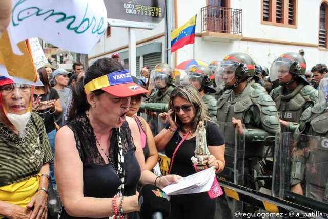 Vestidas de negro y en paz manifestaron las madres por una Venezuela sin violencia. Foto: Régulo Gómez / lapatilla.1eye.us 