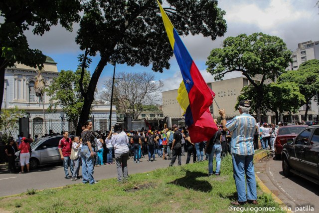 Vestidas de negro y en paz manifestaron las madres por una Venezuela sin violencia. Foto: Régulo Gómez / lapatilla.1eye.us 