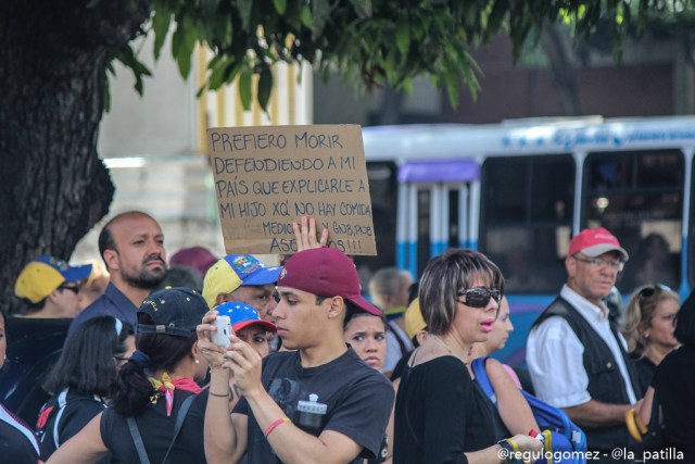 Vestidas de negro y en paz manifestaron las madres por una Venezuela sin violencia. Foto: Régulo Gómez / lapatilla.1eye.us 