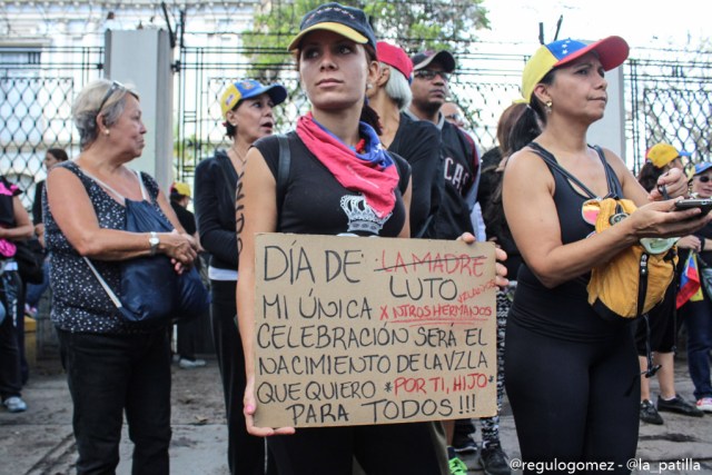 Vestidas de negro y en paz manifestaron las madres por una Venezuela sin violencia. Foto: Régulo Gómez / lapatilla.1eye.us 