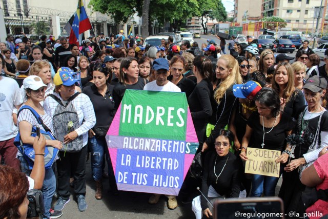 Vestidas de negro y en paz manifestaron las madres por una Venezuela sin violencia. Foto: Régulo Gómez / lapatilla.1eye.us 