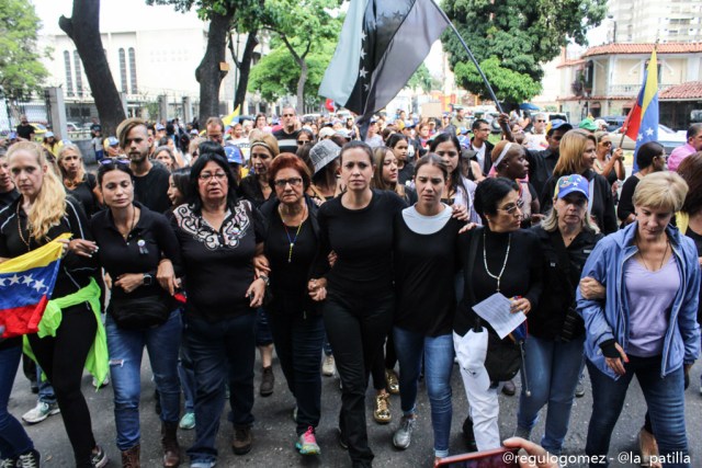 Vestidas de negro y en paz manifestaron las madres por una Venezuela sin violencia. Foto: Régulo Gómez / lapatilla.1eye.us 