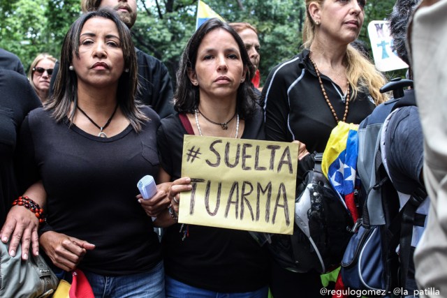 Vestidas de negro y en paz manifestaron las madres por una Venezuela sin violencia. Foto: Régulo Gómez / lapatilla.1eye.us 