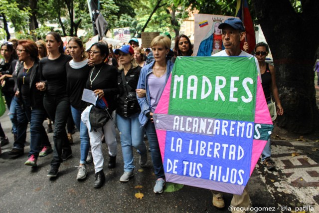 Vestidas de negro y en paz manifestaron las madres por una Venezuela sin violencia. Foto: Régulo Gómez / lapatilla.1eye.us 