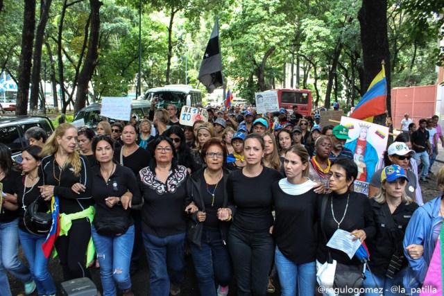 Vestidas de negro y en paz manifestaron las madres por una Venezuela sin violencia. Foto: Régulo Gómez / lapatilla.1eye.us 