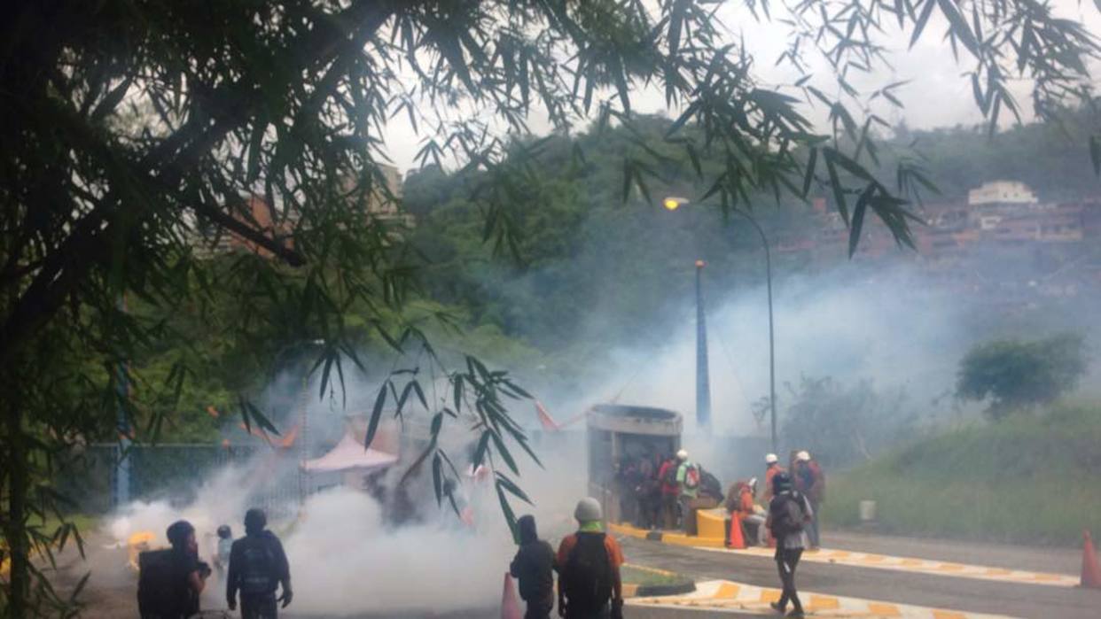 Reportan tres heridos durante represión a estudiantes en la Unimet #23May