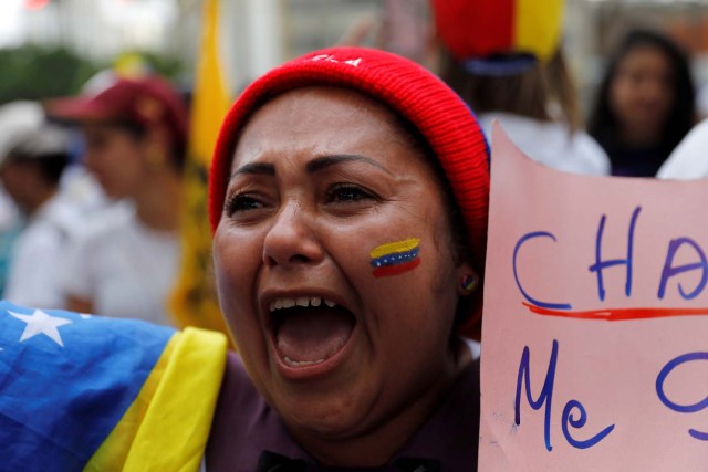 A woman shouts slogans during a women's march to protest against President Nicolas Maduro's government in Caracas, Venezuela, May 6, 2017. REUTERS/Carlos Garcia Rawlins