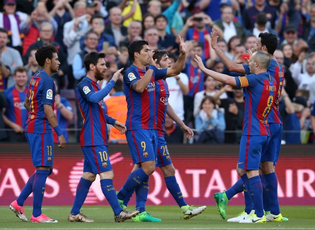 Soccer Football - Barcelona v Villarreal - Spanish La Liga Santander - Camp Nou stadium, Barcelona, Spain - 6/05/2017. Barcelona's players celebrate a goal. REUTERS/Albert Gea