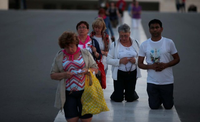 Pilgrims walk on their knees to fulfil their vows at the Catholic shrine of Fatima, Portugal May 8, 2017. REUTERS/Rafael Marchante