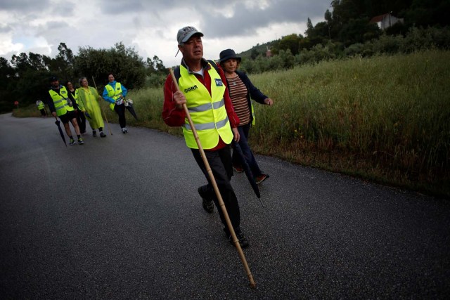 On the day before the arrival of Pope Francis, pilgrims are seen on their way to Fatima, in Ourem, Portugal May 11, 2017. REUTERS/Pedro Nunes