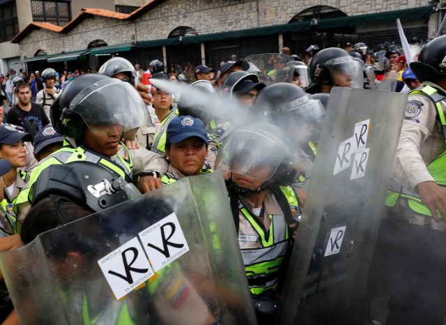 Riot security forces uses a pepper spray as elderly opposition supporters confront them while rallying against President Nicolas Maduro in Caracas, Venezuela, May 12, 2017. REUTERS/Carlos Garcia Rawlins