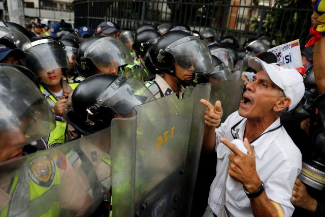 Opposition supporters confront riot security forces while rallying against President Nicolas Maduro in Caracas, Venezuela, May 12, 2017. REUTERS/Carlos Garcia Rawlins