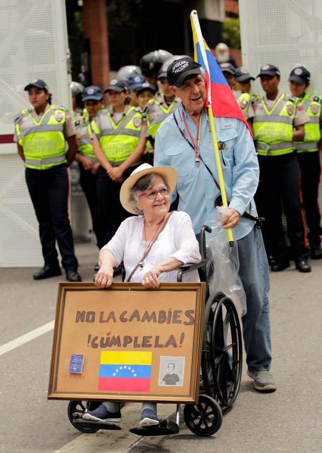 Las imágenes más inspiradoras que nos dejaron nuestros "viejos" en la #MarchadelosAbuelos REUTERS/Christian Veron