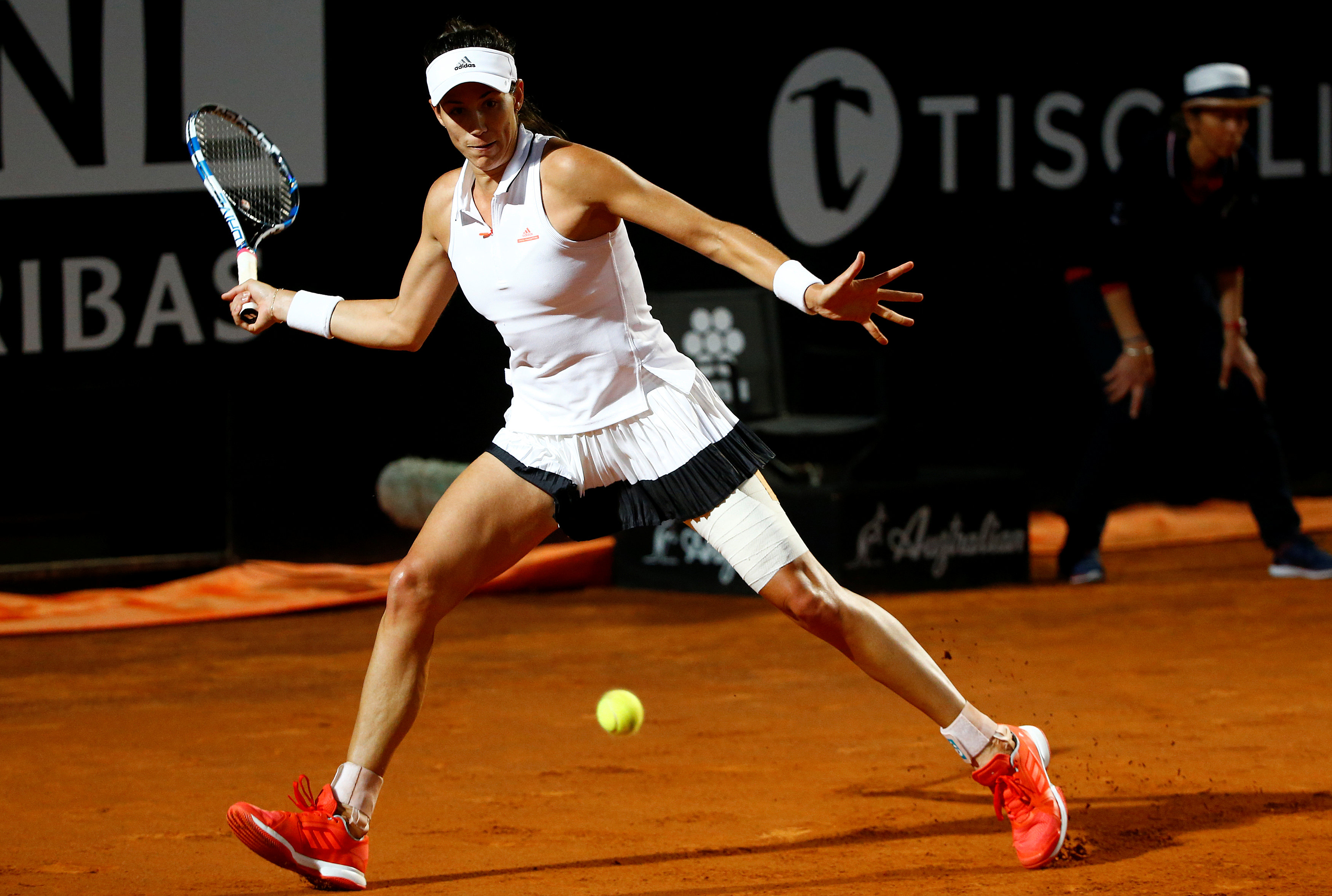 Muguruza inicia la defensa de Roland Garros con triunfo ante Schiavone