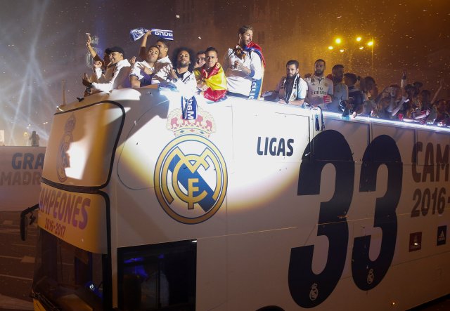 Football Soccer- Spanish La Liga Santander - Real Madrid fans celebrate winning La Liga title - Madrid, Spain - 22/5/17 - Real Madrid players celebrate atop their bus as it arrives to Cibeles square after Real Madrid won the La Liga title. REUTERS/Paul Hanna